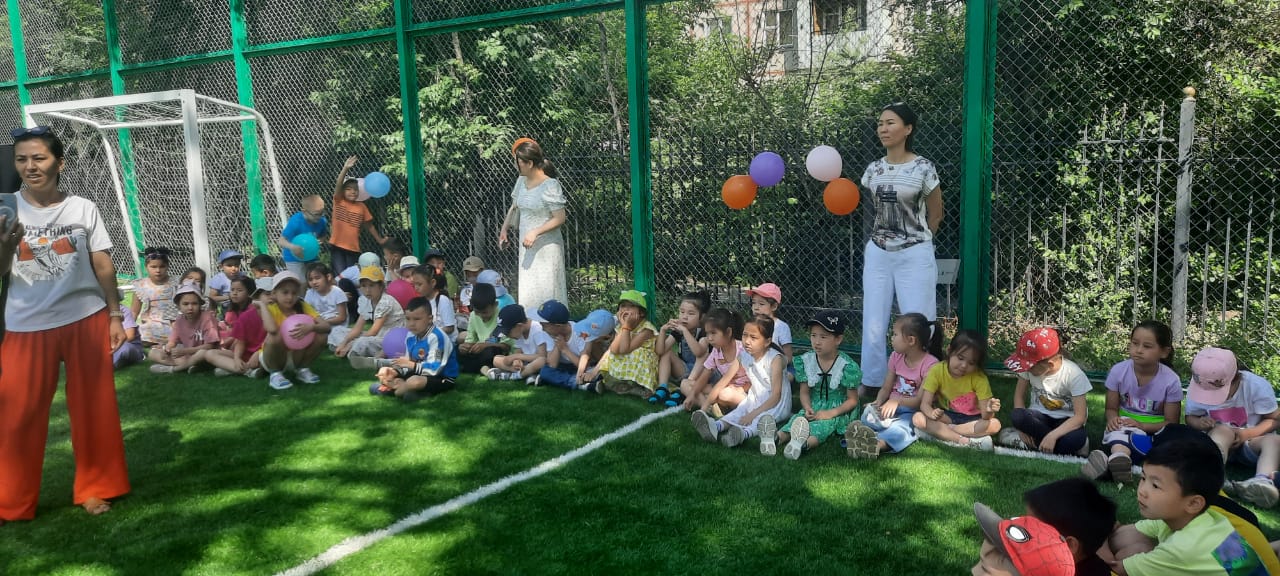 "Бақытты балалық шақ"     "Счастливое детство"