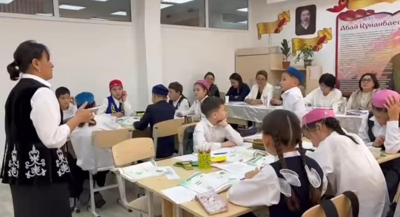 «Адал азамат», «Жеке қауіпсіздік», «Алматы – таза қала», «ЖЖЕ» бағыттары аясында оқушылармен мазмұнды сынып сағаттары ұйымдастырылды.